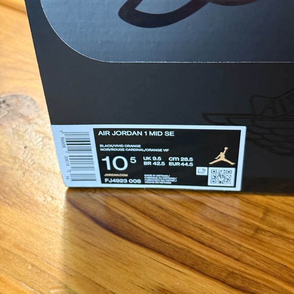 ALMOST NEW WORN ONCE - M 10.5 - AIR JORDAN 1 MID SE CREAMSICLE TAMPA BUCCANEERS